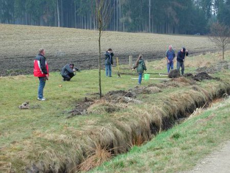 Arbeiter am Rande des Vierkirchener Baum- und Gehölzwegs