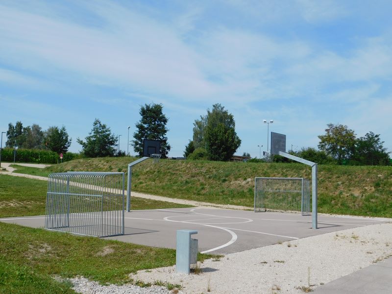 Jugendgelände - Basketball- und Bolzplatz